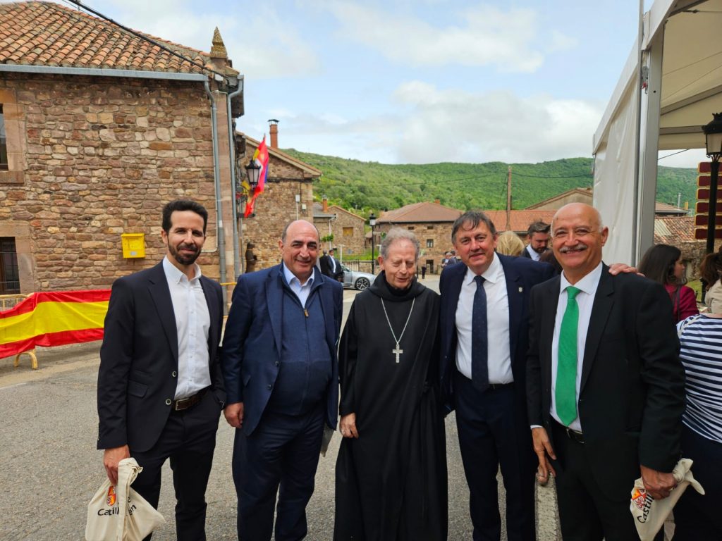 Responsables de la empresa Bosques y Movilidad con el alcalde de Brañosera y otros personas importantes de la localidad.