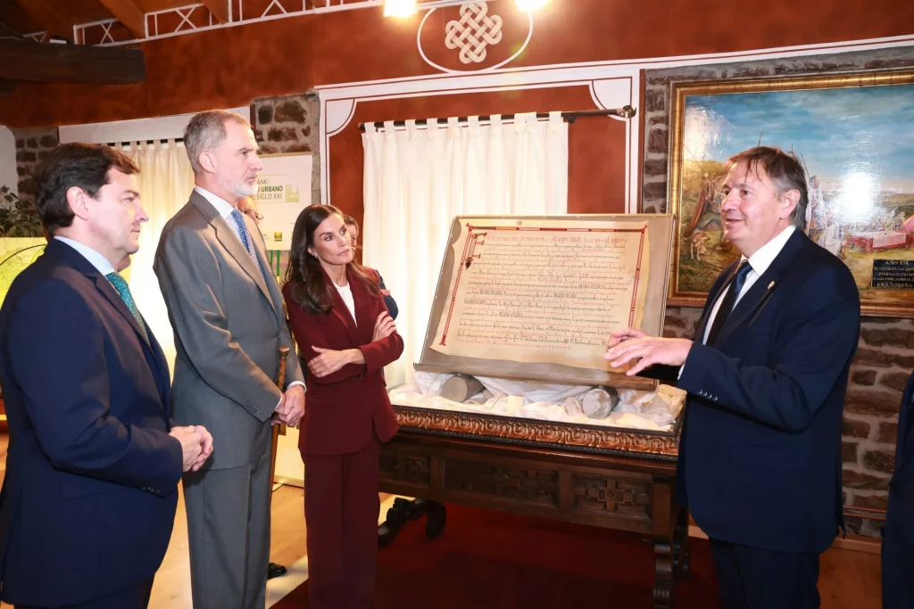 El alcalde de Brañosera, Jesús María Mediavilla, explicando a los Reyes de España y al Presidente de la Presidente de la Junta de Castilla y León Alfonso Fernández Mañueco los proyectos a los que se enfrenta el municipio de Brañosera.